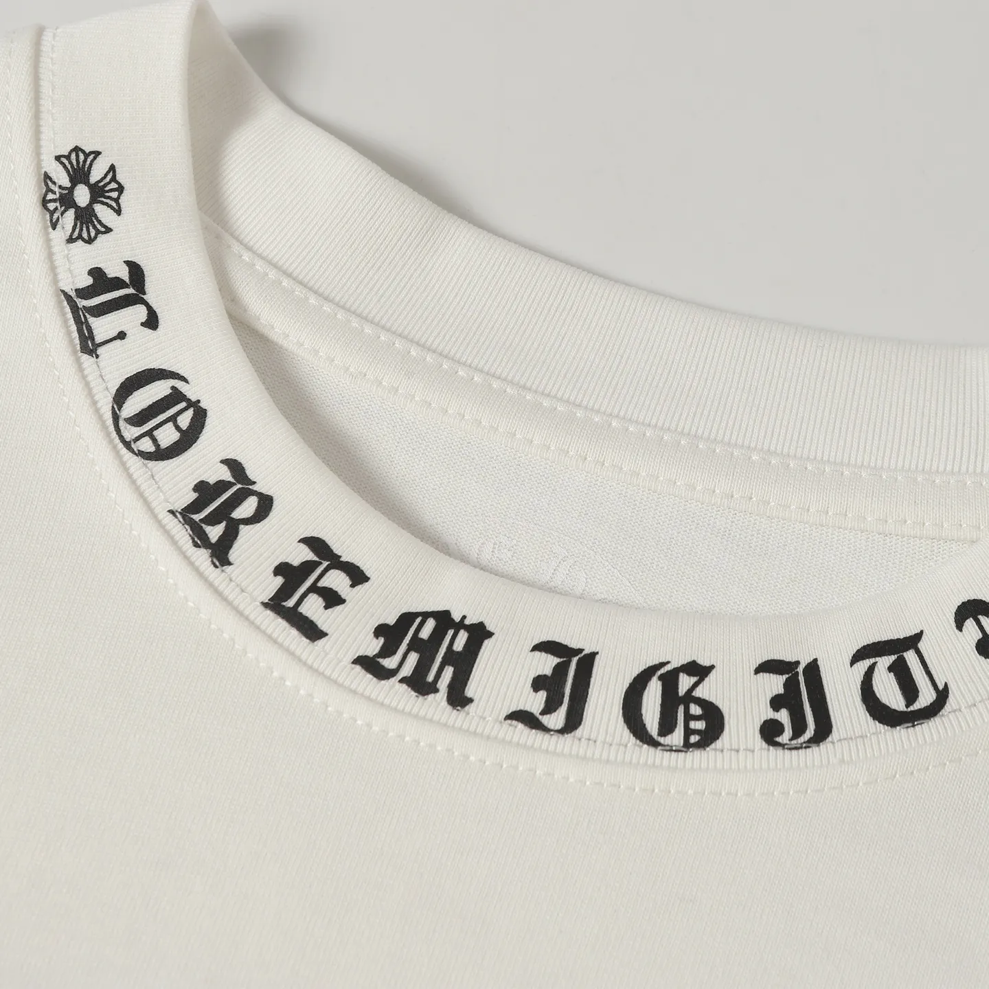 🅿️270 Come Hearts/Cro Heart Horseshoe Sanskrit Printed Long Sleeve, the King of Autumn and Winter! Chest pockets, high weight threads on the collar and cuffs, the fabric is custom woven and dyed 280g double yarn pure cotton fabric, washed anti-counterfeiting tags and other auxiliary materials are all correct versions, super conspicuous, super good-looking and super atmospheric, the same style for men and women! The overall upper body highlights fashion and individuality, and it is a recommended T-shirt for couples to wear together!! Color: black white Size: XS-L
